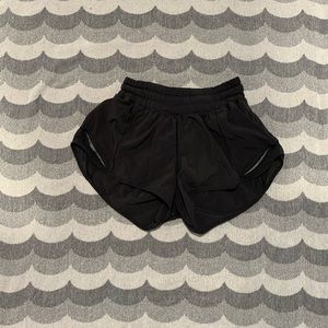 LULULEMON HOTTIE HOT II 2.5” SHORTS SIZE 2